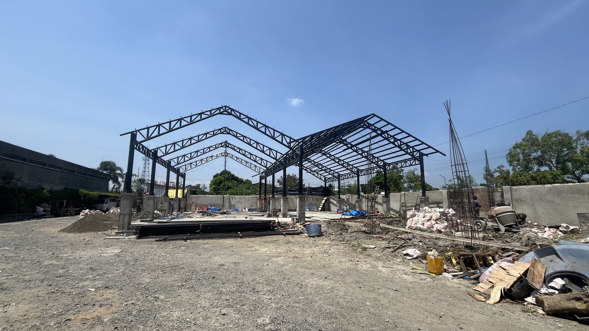 Steel truss frame erected on site for a covered court structure